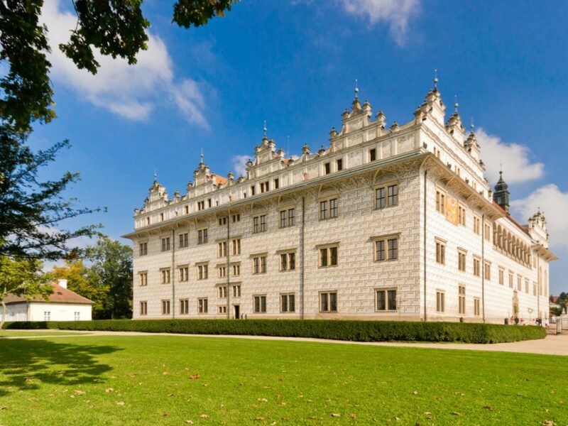 Zámek UNESCO, Procházka Skalními útvary A české Versailles