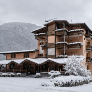 Hotel Job***